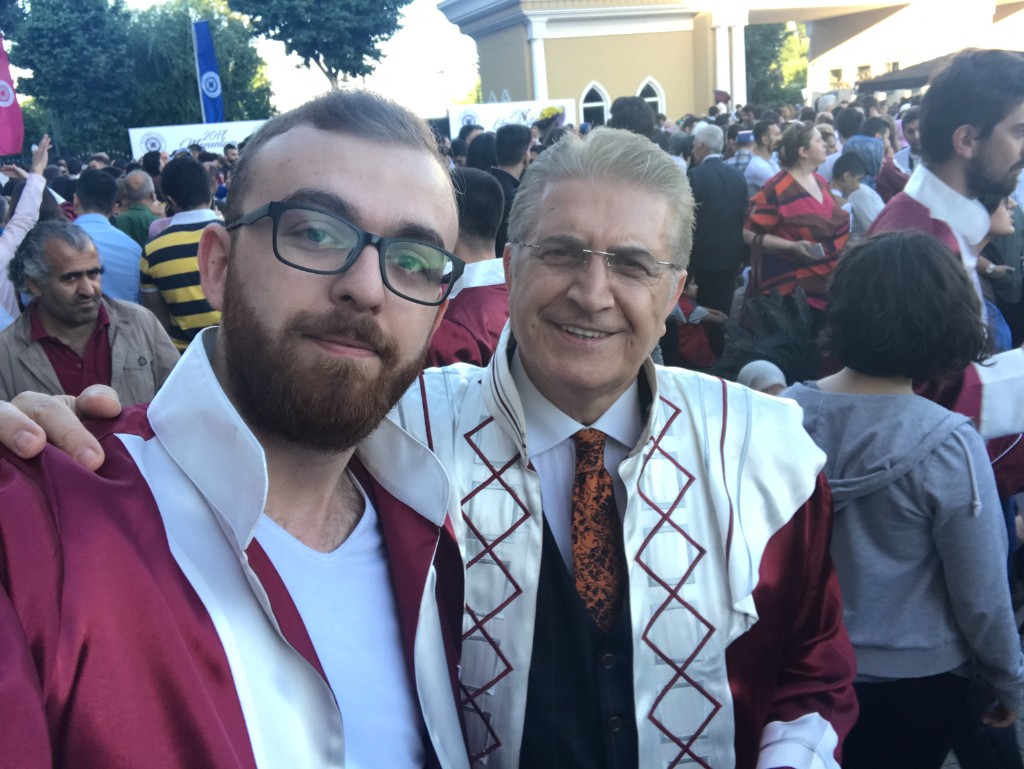 Üniversite mezuniyet töreninde selfie